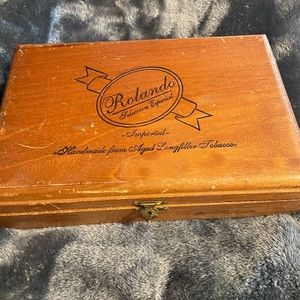 Vintage wooden cigar box. Rolando / scars